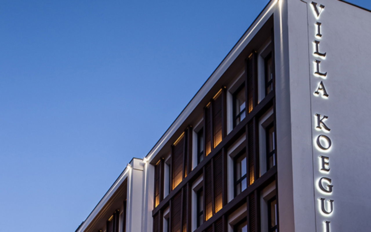 façade de nuit de l'Hôtel Villa Koegui Bayonne, hôtel 4 étoiles lifestyle conçu par le studio de design intérieur jean-philippe nuel, pays basque, musée historique, architecture moderne