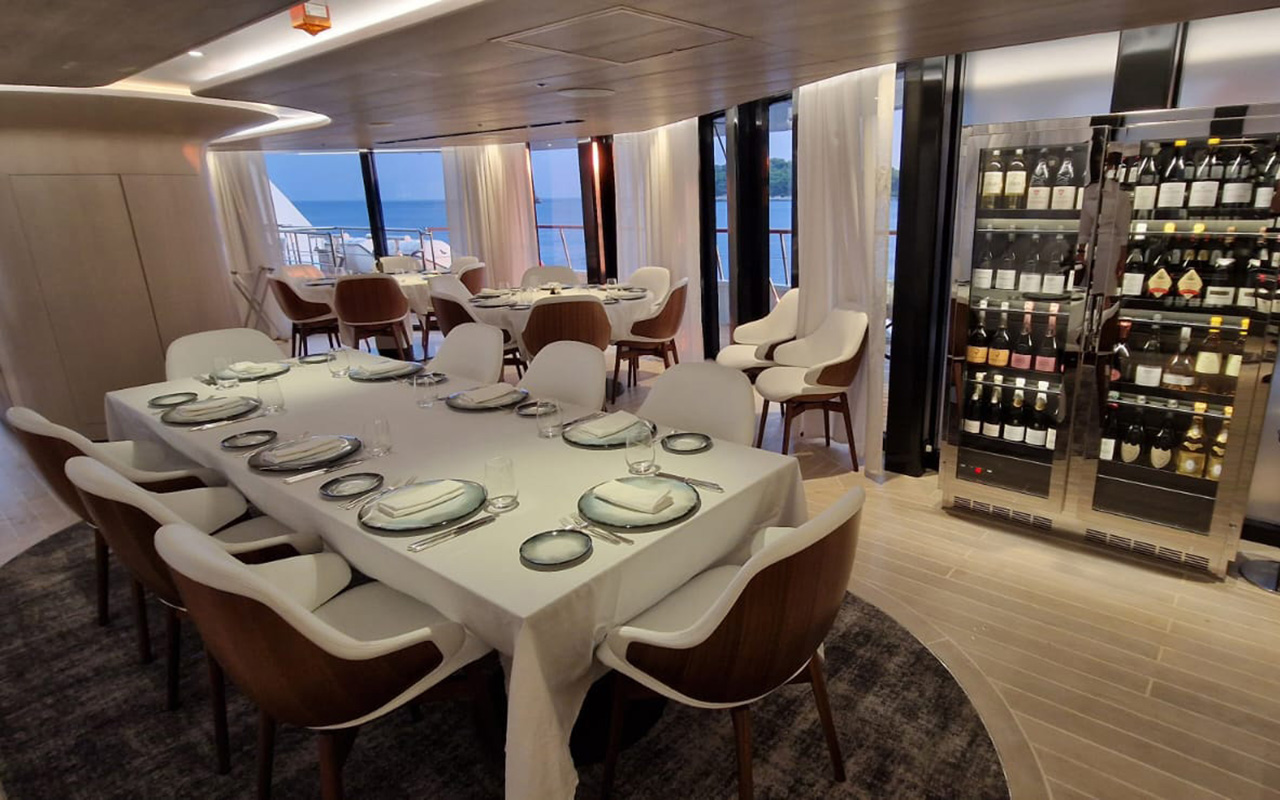 Restaurant of the sailboat Le Ponant designed by the interior design studio jean-philippe nuel