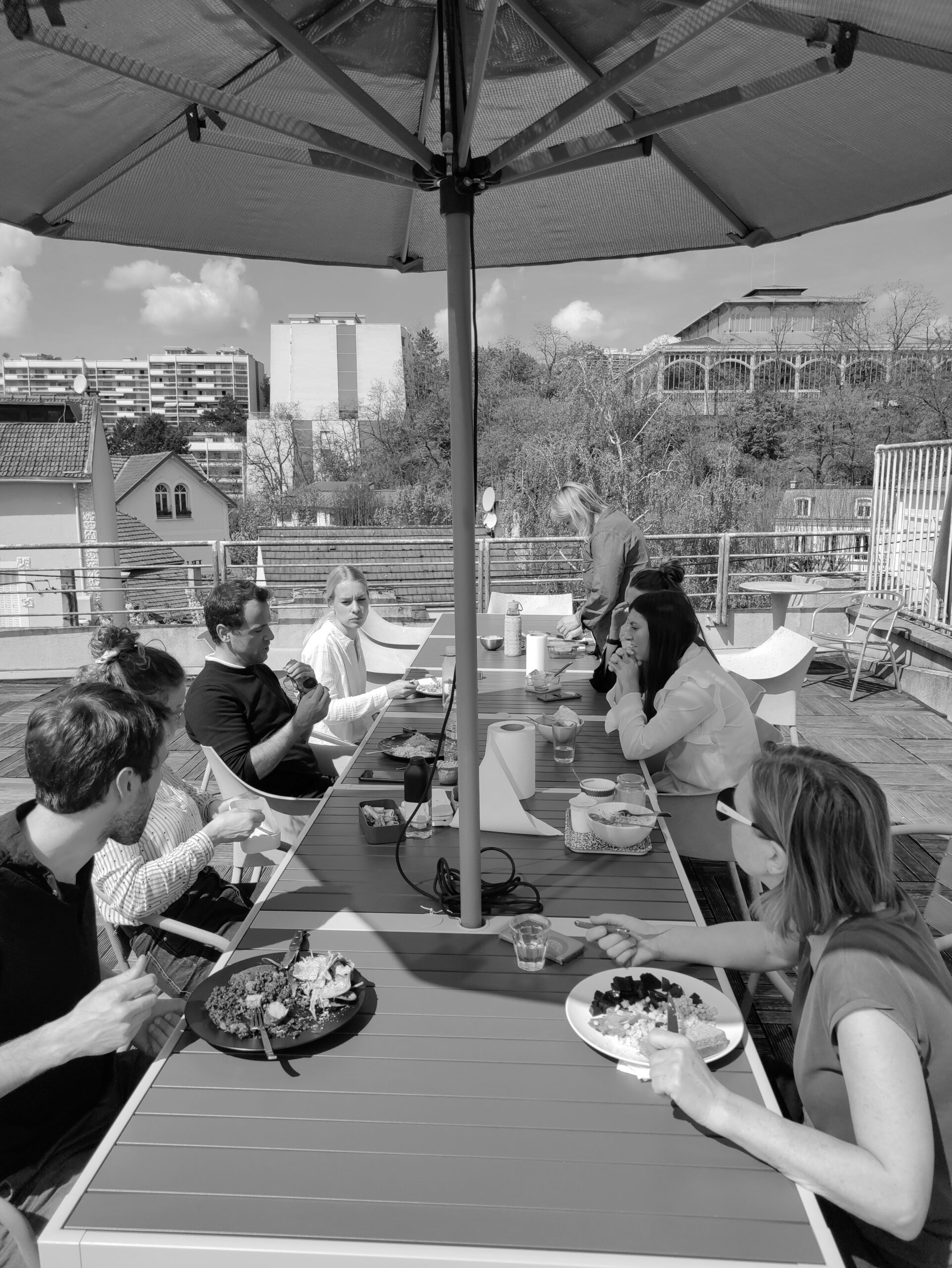 Photo présentant les membres du Studio Jean-Philippe Nuel sur la terrasse des locaux.